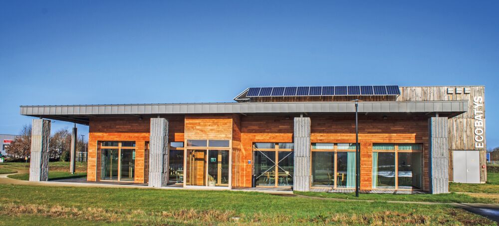 Bâtiment de la Scic Ecobatys écoconstruit avec des murs en bois et paille, un bardage en châtaignier et chêne locaux et un parement en granit. 11 - territoire - écobatys