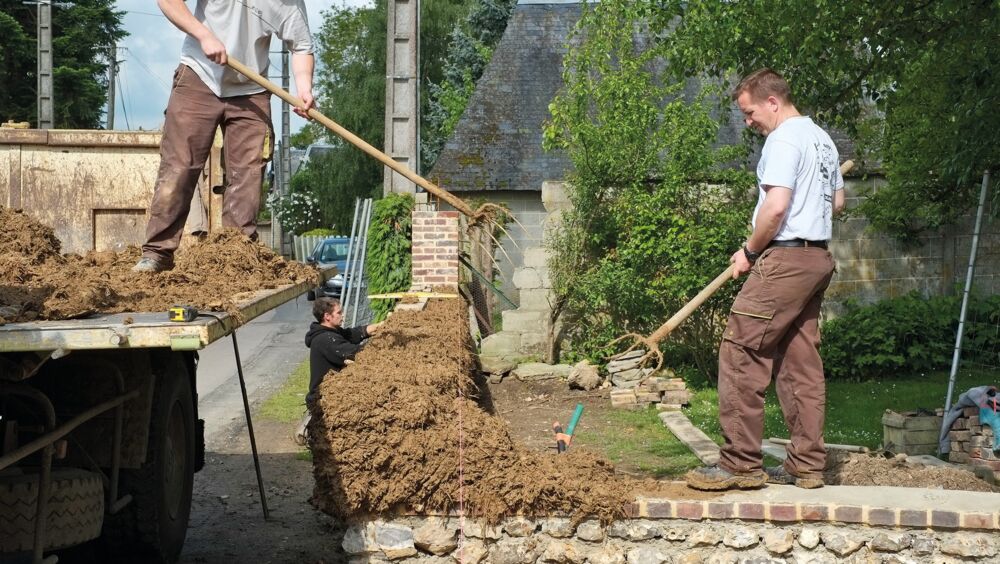 chantier muret bauge © Christophe Trehet chantier muret bauge © Christophe Trehet