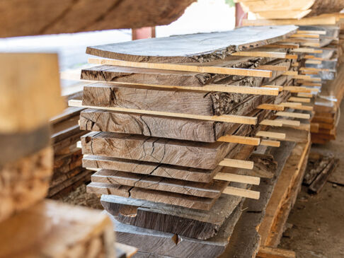 mobilier ecolo plots de noyer - credit Christine Biau mobilier ecolo plots de noyer - credit Christine Biau