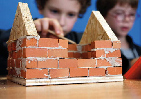 chantier en famille LesInventeurs_maisonbriques2 chantier en famille LesInventeurs_maisonbriques2