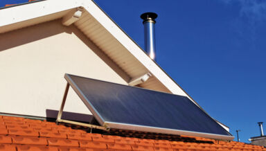 Capteurs solaires Photo 2 - SolarVenti sur le toit de la maison de Charlotte Dumont 2 Capteurs solaires Photo 2 - SolarVenti sur le toit de la maison de Charlotte Dumont 2