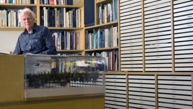 © Luc Schuiten -Luc Schuiten dans son atelier © Luc Schuiten -Luc Schuiten dans son atelier