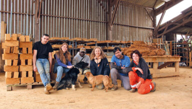 Laura et Orane (deuxième et quatrième en partant de la gauche) sont responsables de la communauté Emmaüs de l’association Terre. De la terre crue pour bâtir solidaire 4