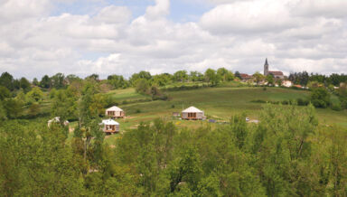 Le Stecal, la « pastille » foncière qui peut accueillir des constructions légères, ne compte que pour 1,2 des 6 ha de terrain. Une cinquième yourte y prendra bientôt place. Yourte dans le paysage