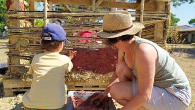 chantier en famille cabane torchis - crédit maison écopaysanne chantier en famille cabane torchis - crédit maison écopaysanne