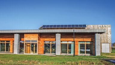 Bâtiment de la Scic Ecobatys écoconstruit avec des murs en bois et paille, un bardage en châtaignier et chêne locaux et un parement en granit.  11 - territoire - écobatys