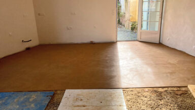 DOSSIER-dalle-sans-ciment_150_finition terre sur dalle terre - credit Louis Garcon DOSSIER-dalle-sans-ciment_150_finition terre sur dalle terre - credit Louis Garcon