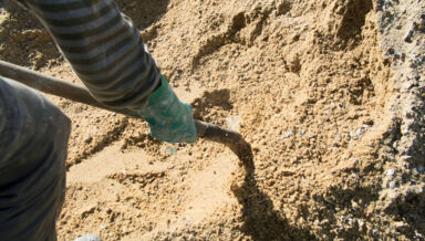 La ressource en sable naturel s’amenuise tant la demande mondiale a explosé ces dernières décennies et son extraction a de lourdes conséquences. sable 139
