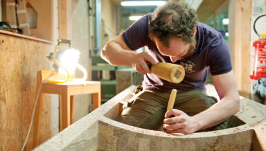 mobilier ecolo gouge bibliotheque- Hugo Delavelle à la fabrication-crédit Christine Biau mobilier ecolo gouge bibliotheque- Hugo Delavelle à la fabrication-crédit Christine Biau