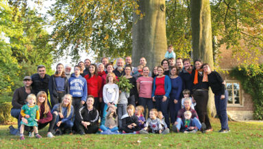 Une quarantaine de personnes vivent à L’Échappée. Deux fois par an, chaque foyer est responsable du « balai du mois », c’est-à-dire l’entretien des communs. L'habitat groupe L'echappee comprend 18 foyers