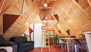Maison en A de Loic Cherigie – intérieur © Loic Cherigie Maison en A de Loic Cherigie – intérieur © Loic Cherigie