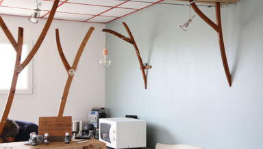 une chaise en lampe KF5A8419 une chaise en lampe KF5A8419