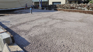 Si le chantier ne permet pas de disposer d’un temps suffisant pour le séchage de la terre, les dalles de chaux offrent l’option la plus commune pour éviter le ciment. chantier Emilie Montecot - dalle chaux-pouzzo