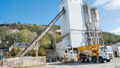 Les argiles calcaires servant à produire le clinker étant des matériaux disponibles, la production de béton est très localisée et sa distance de livraison n’est que de quelques dizaines de km en moyenne. centrale a beton