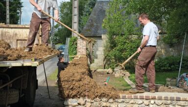 chantier muret bauge © Christophe Trehet chantier muret bauge © Christophe Trehet
