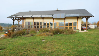 Nicole et Serge sont autonomes en eau chaude 9 mois sur 12. Les panneaux solaires thermiques  sont plus inclinés que les panneaux photovoltaïques pour mieux capter le soleil l’hiver.  Leur demeure ingénieuse et solaire maison écologique