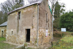 La maison de Bruno était inhabitée depuis plusieurs années. La rénovation a donc aussi porté sur ses murs, alourdissant d’autant le coût de sa rénovation globale. maison avant travaux