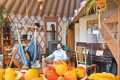 Les yourtes contemporaines sont des versions plus robustes que les yourtes traditionnelles mongoles. Celles de Gaëlle (à gauche) et d'Étienne possèdent une structure en treillis, sont isolées, montées sur pilotis et possèdent des pièces séparées et une mezzanine. Interieur yourte Etienne et Laurianne maison écologique habitation