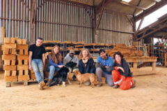 Laura et Orane (deuxième et quatrième en partant de la gauche) sont responsables de la communauté Emmaüs de l’association Terre. De la terre crue pour bâtir solidaire 4