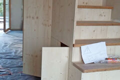 Pour les rénovations globales qu’elle dirige dans le cadre de Fourminergie, l’architecte Alexandra Georgeoliani préconise sobriété et réemploi dès que possible. Ici, un escalier-meuble, dont les marches d’origine ont été réutilisées. escalier et rangements, marches de l'escalier d'origine réutilisées