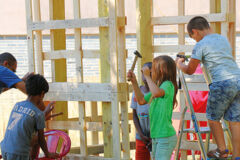 chantier en famille cabane terrain d'aventure - crédit Klo Artières chantier en famille cabane terrain d'aventure - crédit Klo Artières