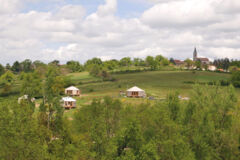 Le Stecal, la « pastille » foncière qui peut accueillir des constructions légères, ne compte que pour 1,2 des 6 ha de terrain. Une cinquième yourte y prendra bientôt place. Yourte dans le paysage