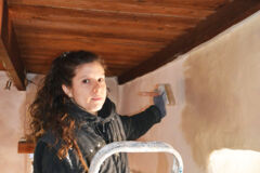 peintures_Portrait Claire Malzac qui garde en main la brosse à réchampir qui lui sert à dégagr les angles peintures_Portrait Claire Malzac qui garde en main la brosse à réchampir qui lui sert à dégagr les angles