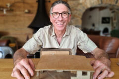 ECOCONSTRUIRE-portrait-pedro-devant-maquetteFranckTurlan ECOCONSTRUIRE-portrait-pedro-devant-maquetteFranckTurlan