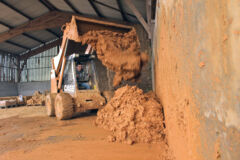 Pour brasser de gros volumes de mélange, Sabjan utilise un outil motorisé. De la terre crue pour bâtir solidaire 2