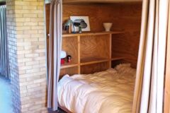 maison Ionna Vautrin - lit clos au 1er etage et cheminée poele © Christophe Trehet maison Ionna Vautrin - lit clos au 1er etage et cheminée poele © Christophe Trehet