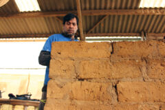 Prompt à développer de nouveaux services, Ali s’est lancé dans la construction d’un barbecue en briques de terre crue. De la terre crue pour bâtir solidaire 3