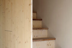 Pour les rénovations globales qu’elle dirige dans le cadre de Fourminergie, l’architecte Alexandra Georgeoliani préconise sobriété et réemploi dès que possible. Ici, un escalier-meuble, dont les marches d’origine ont été réutilisées. aménagement escalier