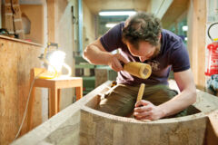 mobilier ecolo gouge bibliotheque- Hugo Delavelle à la fabrication-crédit Christine Biau mobilier ecolo gouge bibliotheque- Hugo Delavelle à la fabrication-crédit Christine Biau