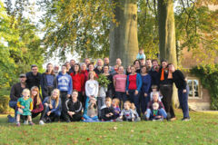 Une quarantaine de personnes vivent à L’Échappée. Deux fois par an, chaque foyer est responsable du « balai du mois », c’est-à-dire l’entretien des communs. L'habitat groupe L'echappee comprend 18 foyers