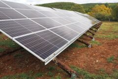 CéléWatt-Carayac_rangée_tables_et_supports_bois CéléWatt-Carayac_rangée_tables_et_supports_bois