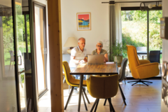 Très occupés par leur métier d’hôtelier, Françoise et Jacques ont remis les clés de leur chantier à une entreprise de construction bois. Francoise et Jacques