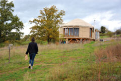 Les yourtes d’habitation ont une surface de 57 m2 et la yourte commune, de 64 m2. Elles sont construites en douglas local, isolées en laine de mouton d’Auvergne, le plancher en pin est isolé en ouate de cellulose ou en copeaux de bois, les menuiseries sont en chêne. Yourte d'habitation maison écologique