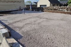 Si le chantier ne permet pas de disposer d’un temps suffisant pour le séchage de la terre, les dalles de chaux offrent l’option la plus commune pour éviter le ciment. chantier Emilie Montecot - dalle chaux-pouzzo