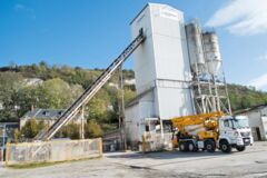 Les argiles calcaires servant à produire le clinker étant des matériaux disponibles, la production de béton est très localisée et sa distance de livraison n’est que de quelques dizaines de km en moyenne. centrale a beton