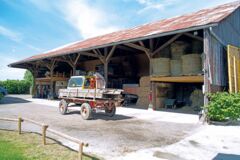 hangar vue depuis espace activité agricole 1 - Paille-house © Christophe Trehet hangar vue depuis espace activité agricole 1 - Paille-house © Christophe Trehet