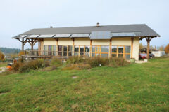 Nicole et Serge sont autonomes en eau chaude 9 mois sur 12. Les panneaux solaires thermiques sont plus inclinés que les panneaux photovoltaïques pour mieux capter le soleil l’hiver. Leur demeure ingénieuse et solaire maison écologique