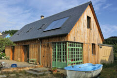 Cet ancien pavillon des années 1970 s'est mué en une maison moderne et économe en chauffage. La verrière de l'extension du rez-de-chaussée a été conçue avec une partie des huisseries d'origine. Framm LML Extérieur fini maison écologique renovation